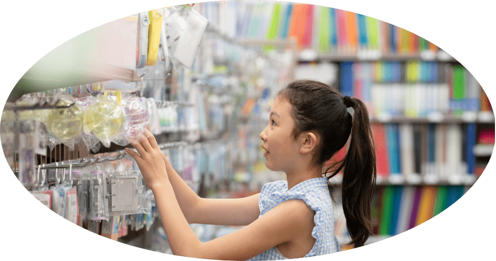 商品を選ぶ少女